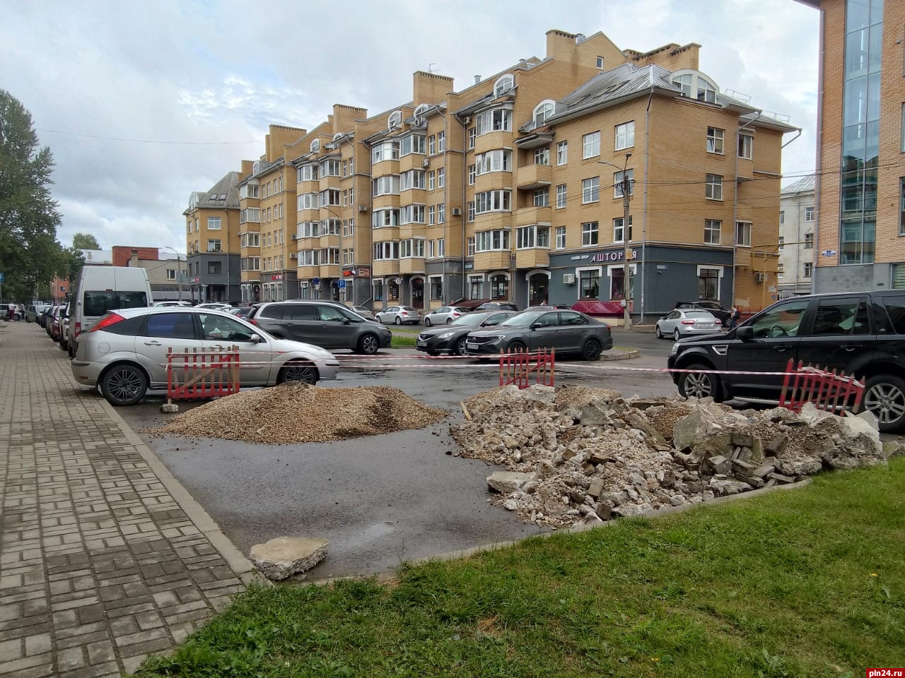 Строительный мусор занял часть парковки на улице Льва Толстого в Пскове