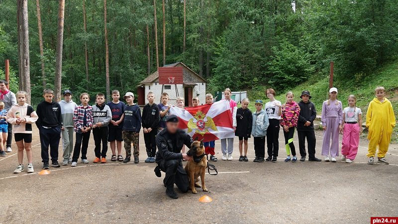 Детям в островском оздоровительном лагере показали работу с минно-розыскной собакой
