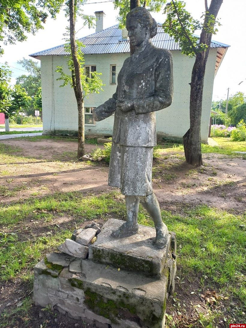 Скульптуру «Учительница и ученик» в Гдове отправили на реставрацию