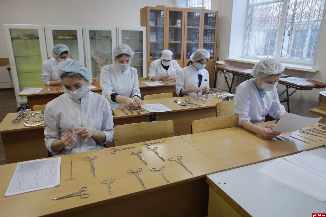 Абитуриенты подали более 600 заявлений в Псковский медицинский колледж в июле
