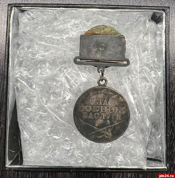 Ставропольскому священнику передали найденную в Псковской области медаль героя войны