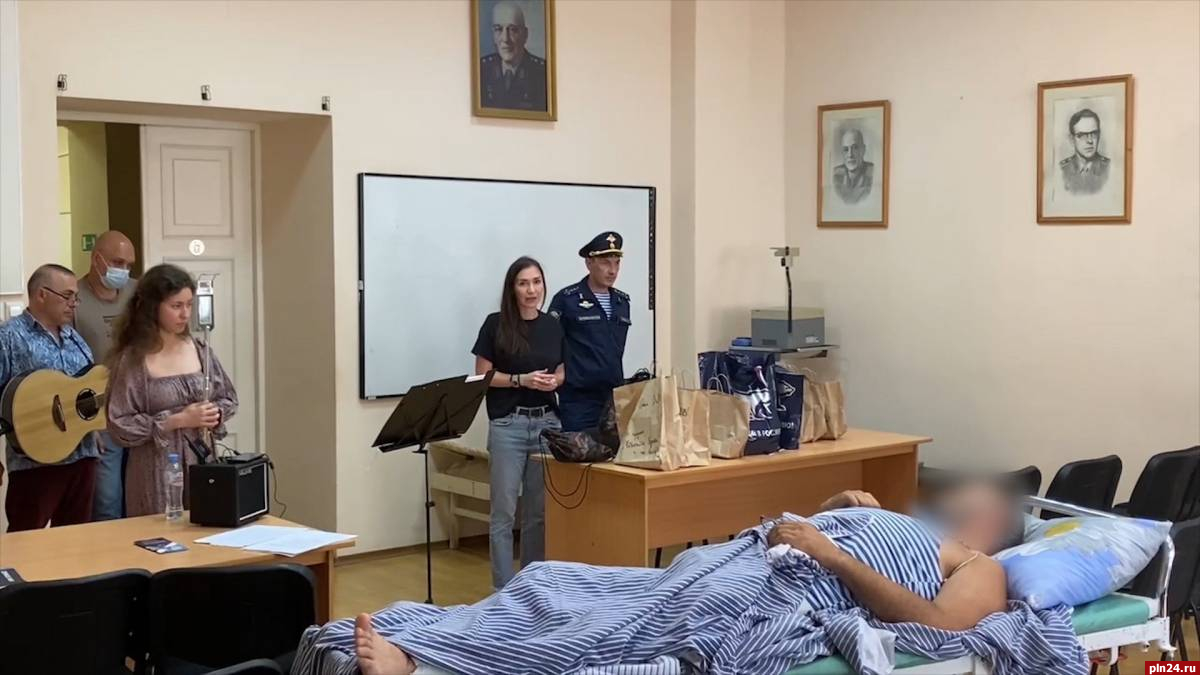 Псковские активисты поздравили с Днем ВДВ находящихся в госпитале военных