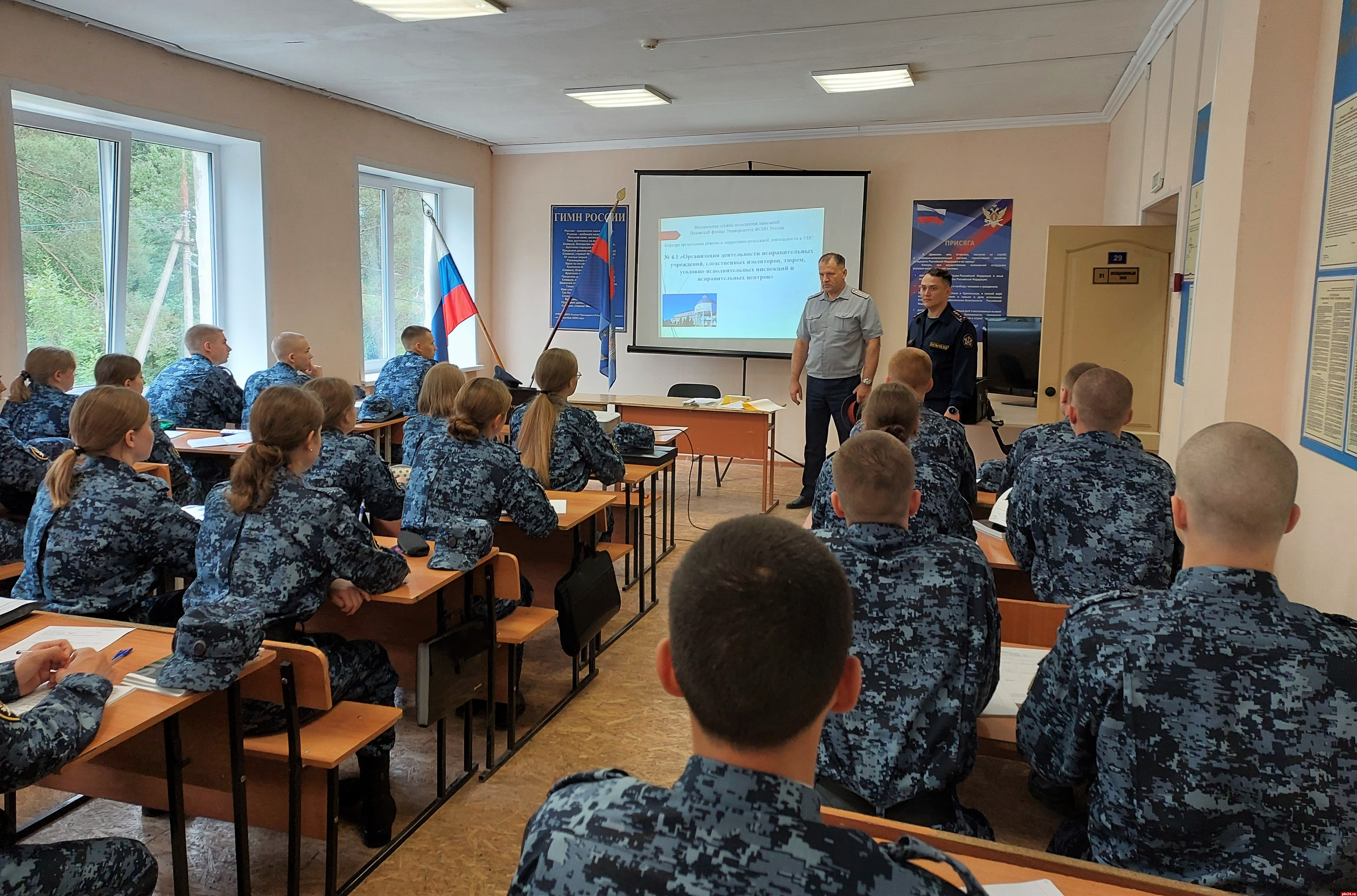 Курсанты-первокурсники проходят обучение на учебной базе в Псковском районе