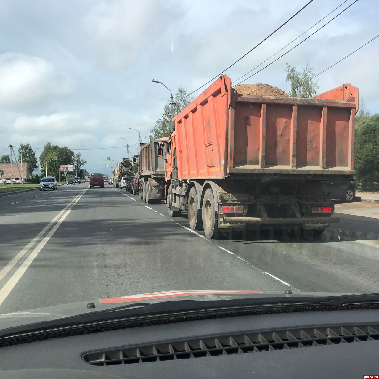 Дорожники продолжают жаловаться на перевозку песка по Пскову в открытых кузовах