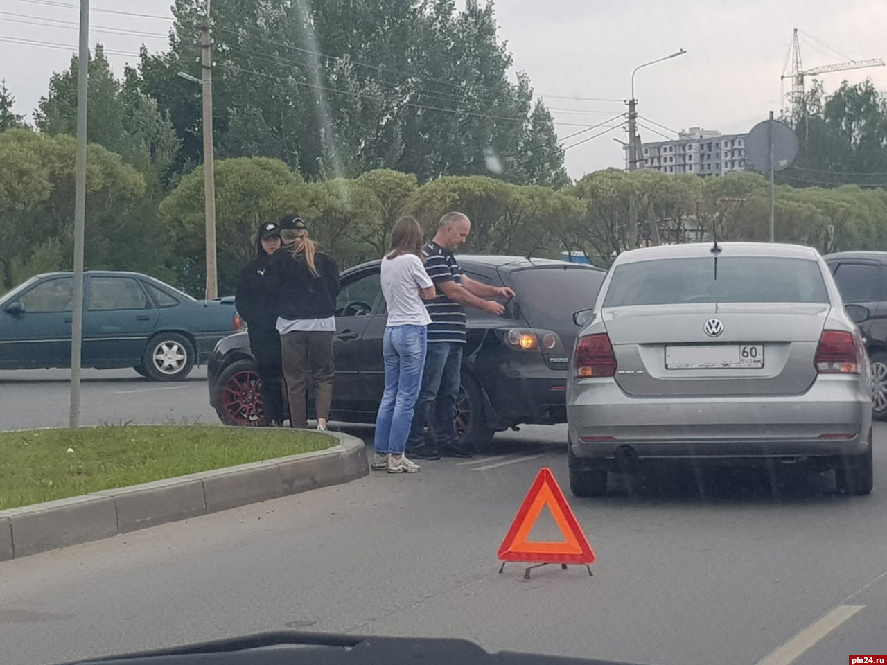 Два автомобиля столкнулись на улице Чудской в Пскове