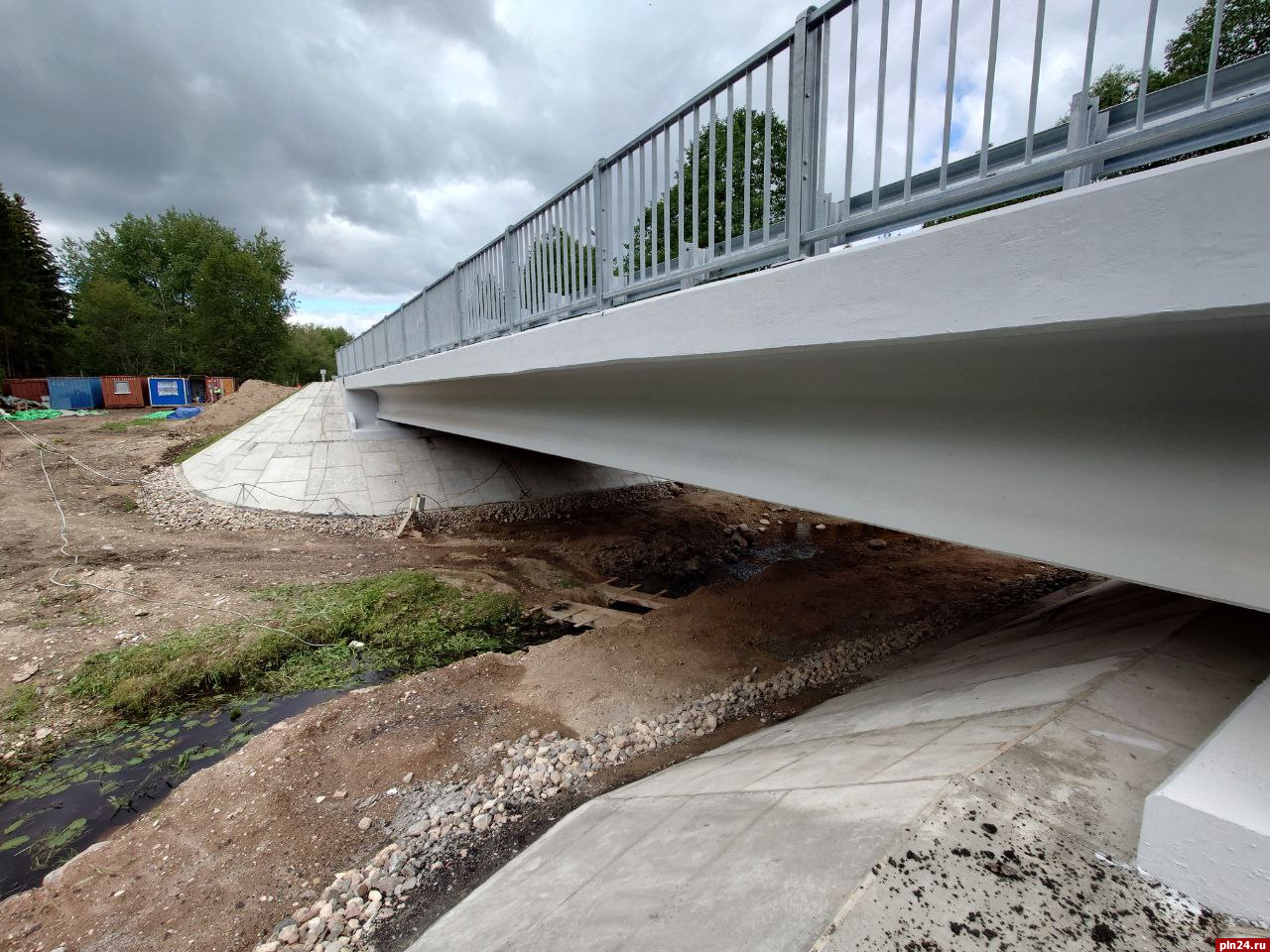 Мост через реку Идрянка в Себежском районе ремонтируют с опережением графика