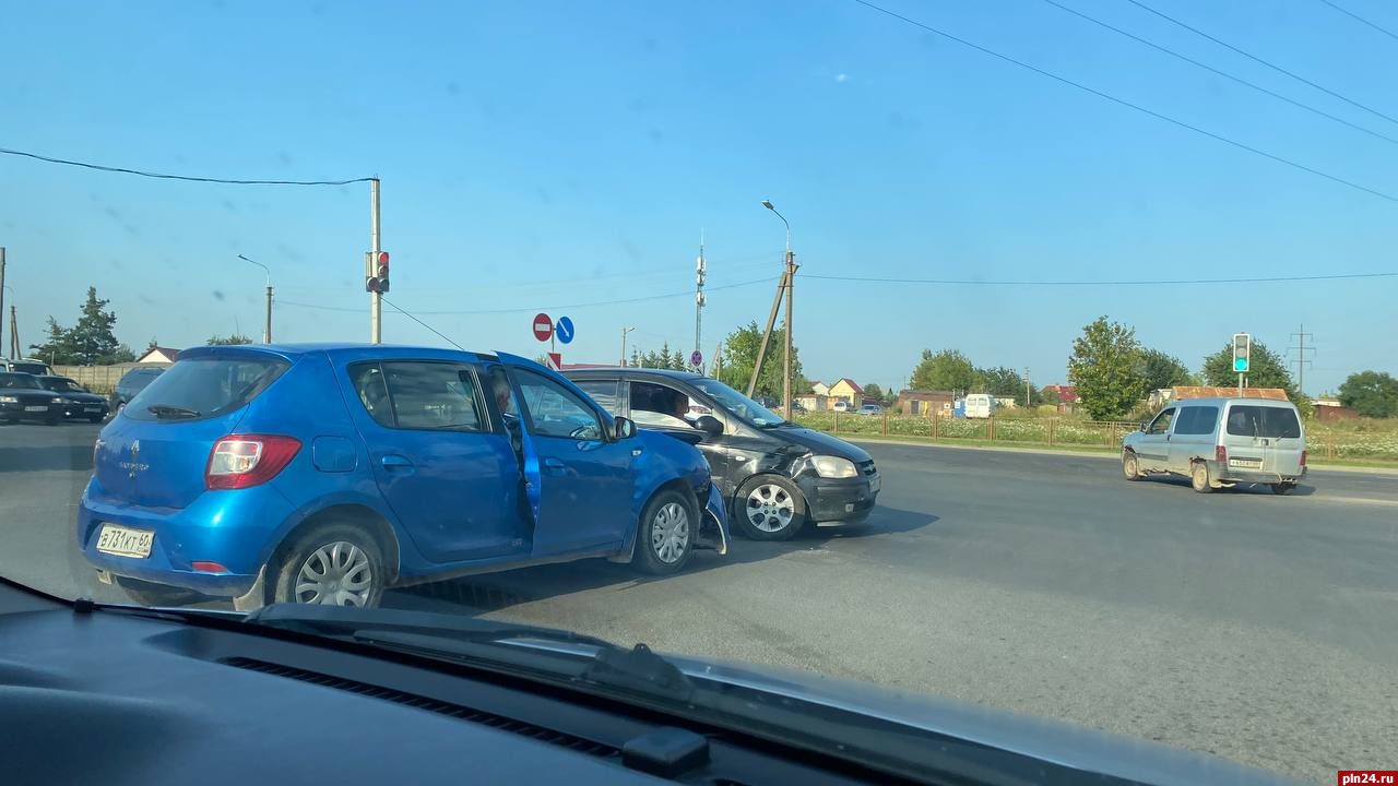Два автомобиля столкнулись при въезде на мост Александра Невского в Пскове