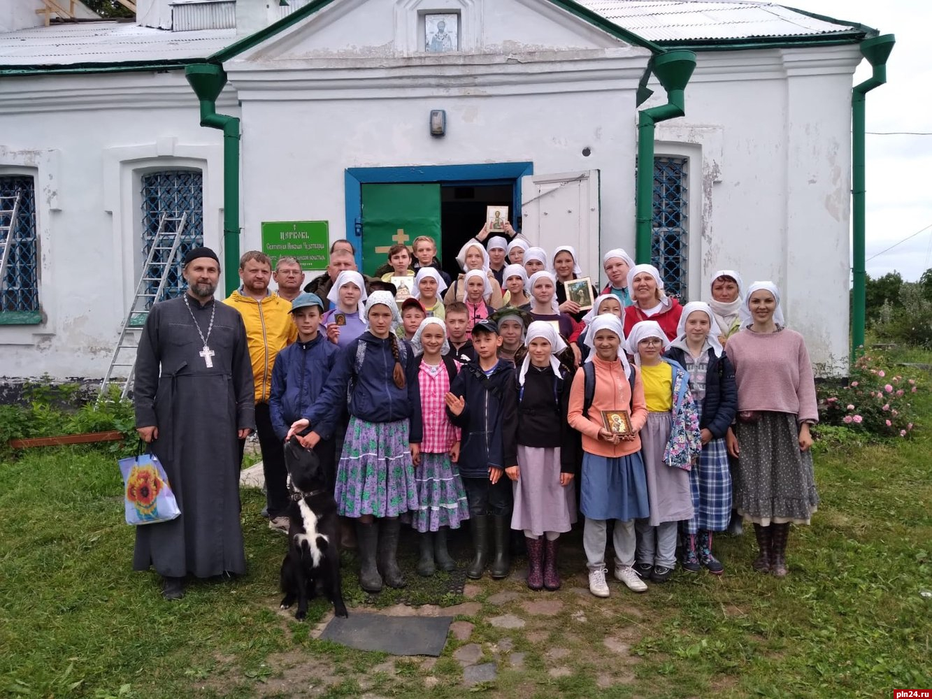 Псковские волонтеры приобщились к деревенскому труду в селе Владимирец