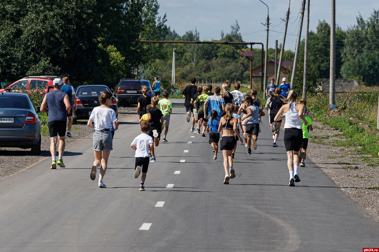 Свыше 100 участников собрал спортивный забег в псковской деревне Дуброво