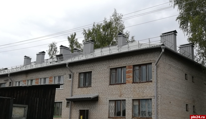 Завершены работы по капремонту крыши многоквартирного дома в Пустошке