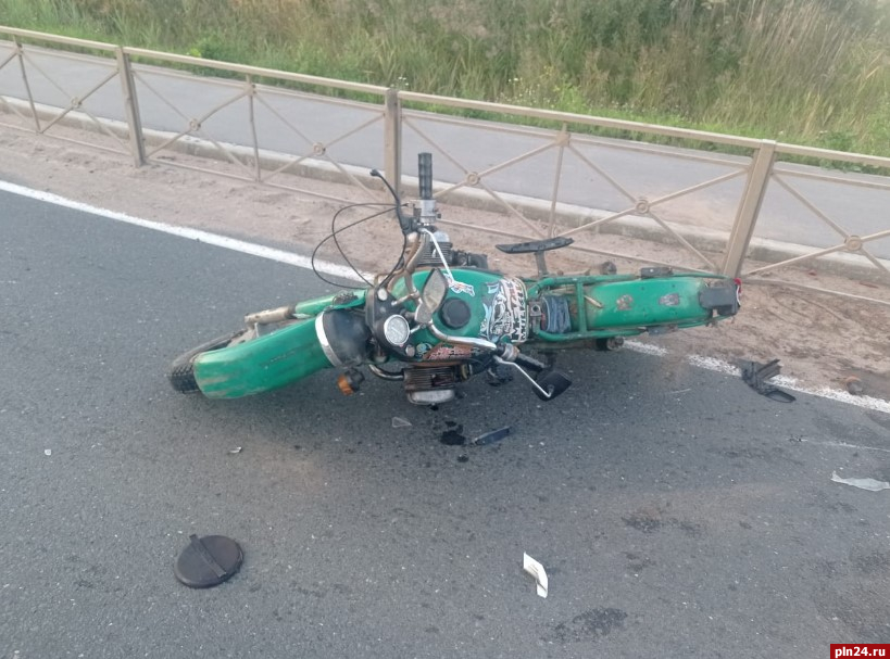 Мотоциклист переломал кости при столкновении с Renault в Великолукском районе