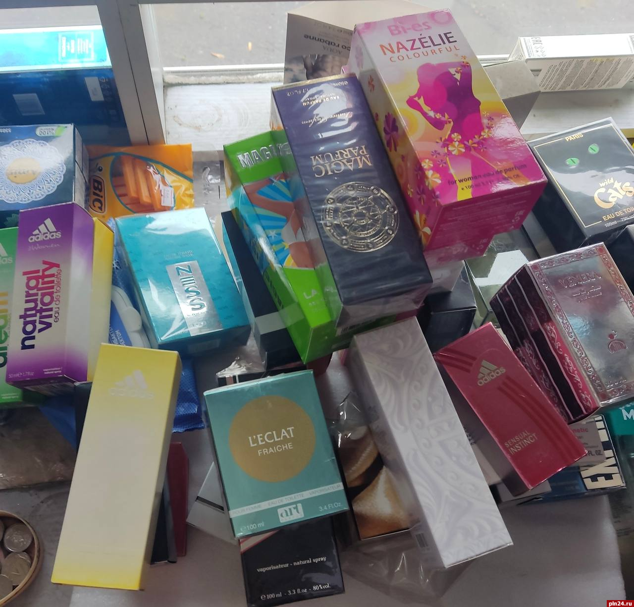 Реализацию немаркированной парфюмерной продукции пресекли на рынке в Пскове