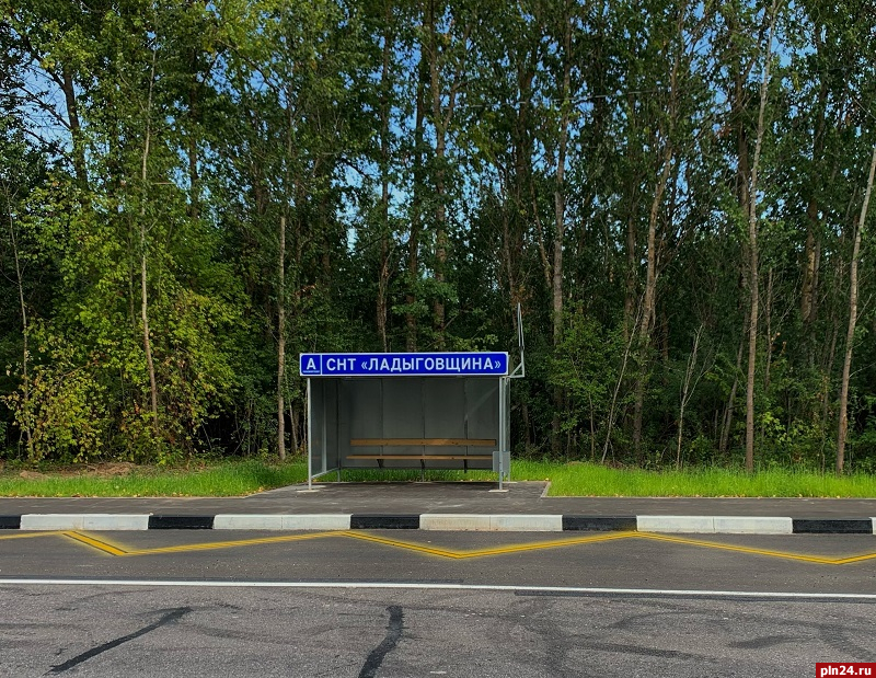 Две новые автобусные остановки установили возле псковского садоводства «Ладыговщина»