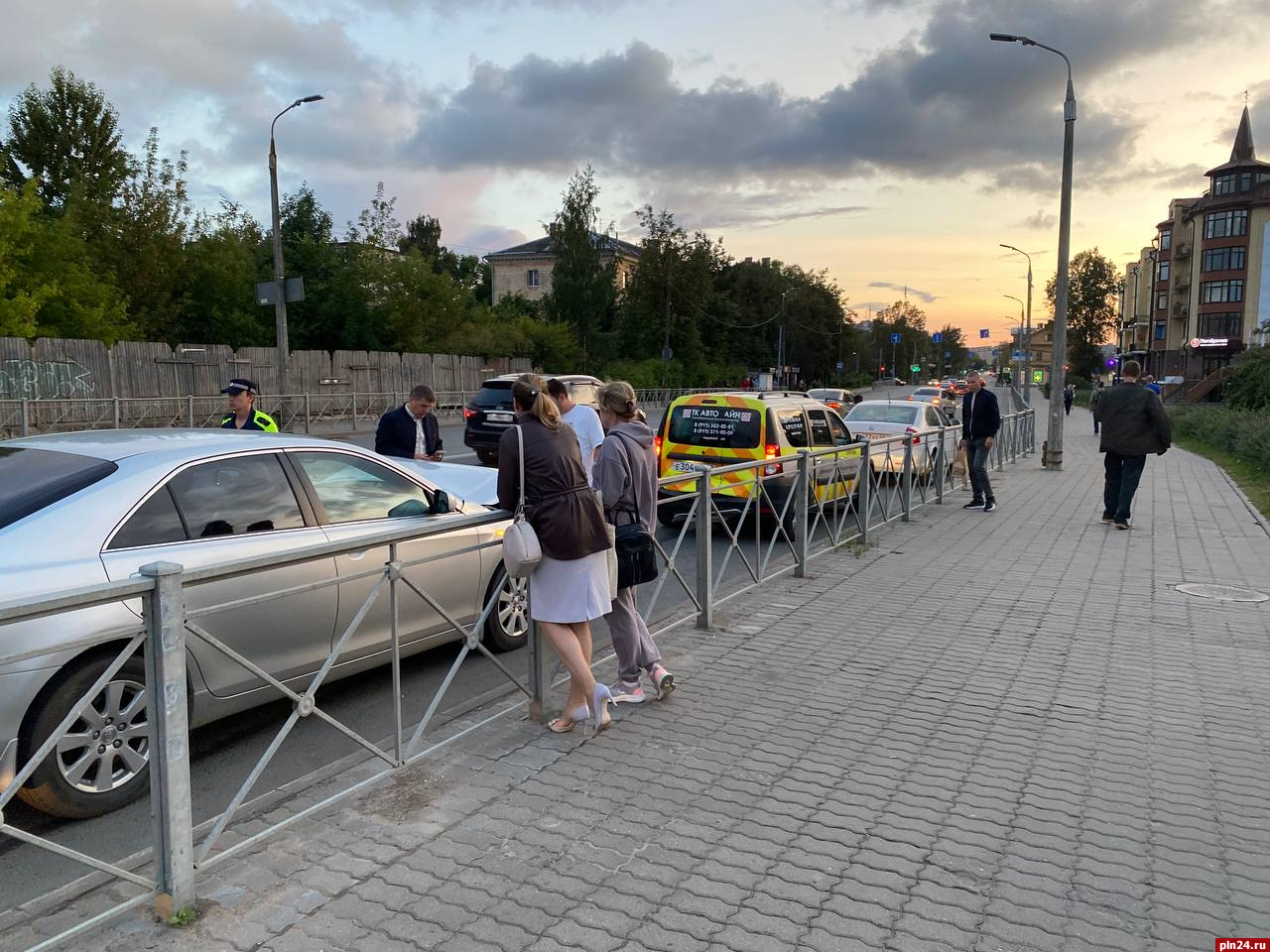 Дорожная авария мешает движению автомобилей на Ольгинском мосту в Пскове
