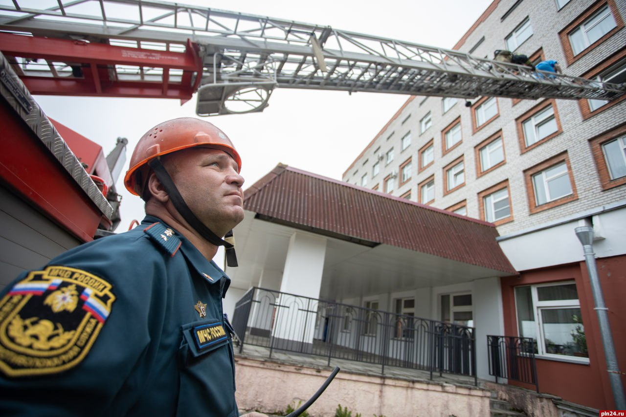 Эвакуацию людей из окна больницы организовали в ходе учений МЧС в Пскове. ФОТО