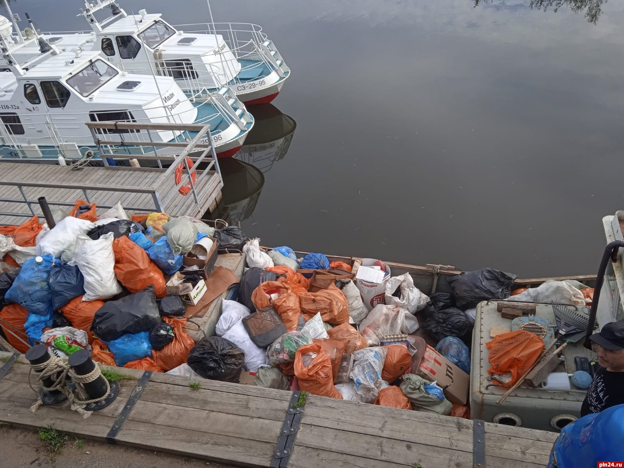 Несколько сотен мешков отходов вывез «Экопром» с острова имени Залита