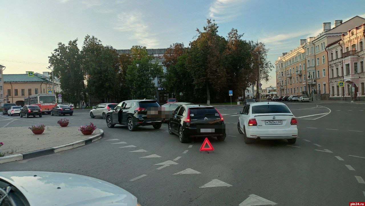 Nissan и Citroen не смогли разъехаться на Октябрьской площади в Пскове