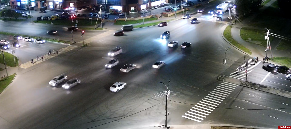 Два автомобиля столкнулись на перекрестке Рижского проспекта и улицы Юбилейной