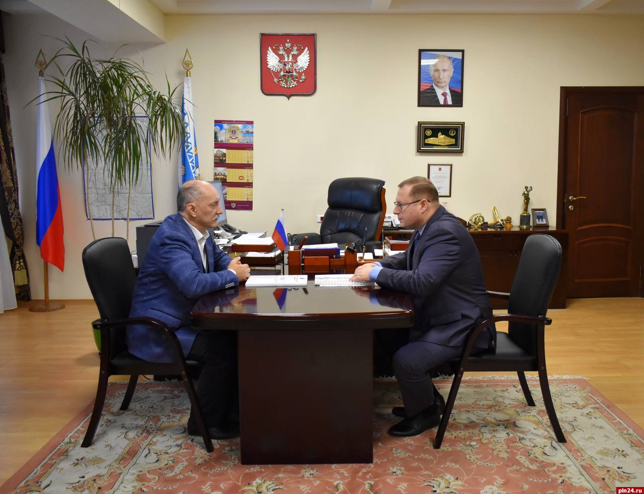 Вопросы защиты прав граждан обсудил омбудсмен с председателем Псковского областного суда