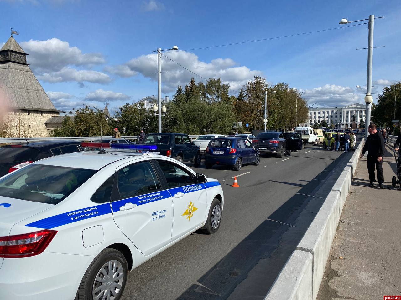 Пять автомобилей столкнулись на Ольгинском мосту в Пскове, образовалась пробка