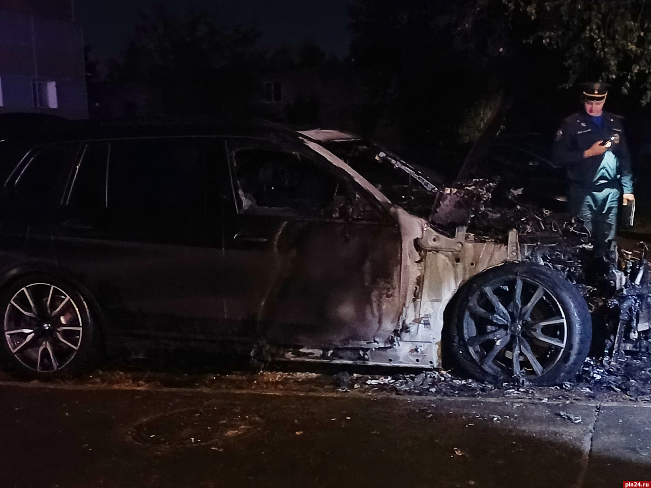 Два автомобиля горели из-за поджога на улице Новоселов в Пскове