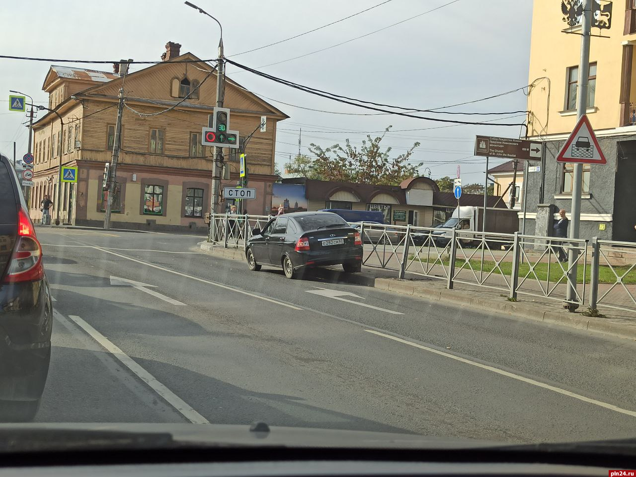 Фотофакт: Автомобиль мешает повороту с Рижского проспекта на улицу Горького