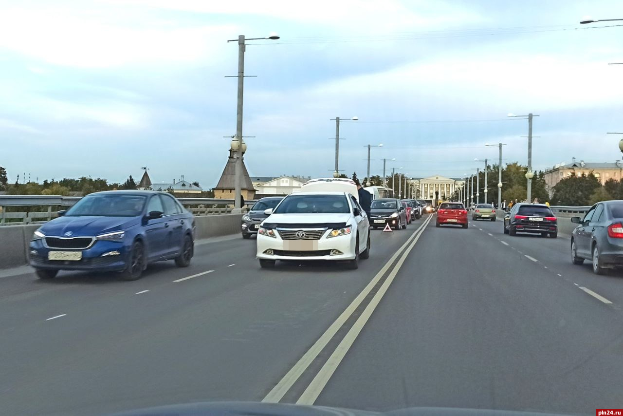 Toyota мешает движению автомобилей на Ольгинском мосту в Пскове