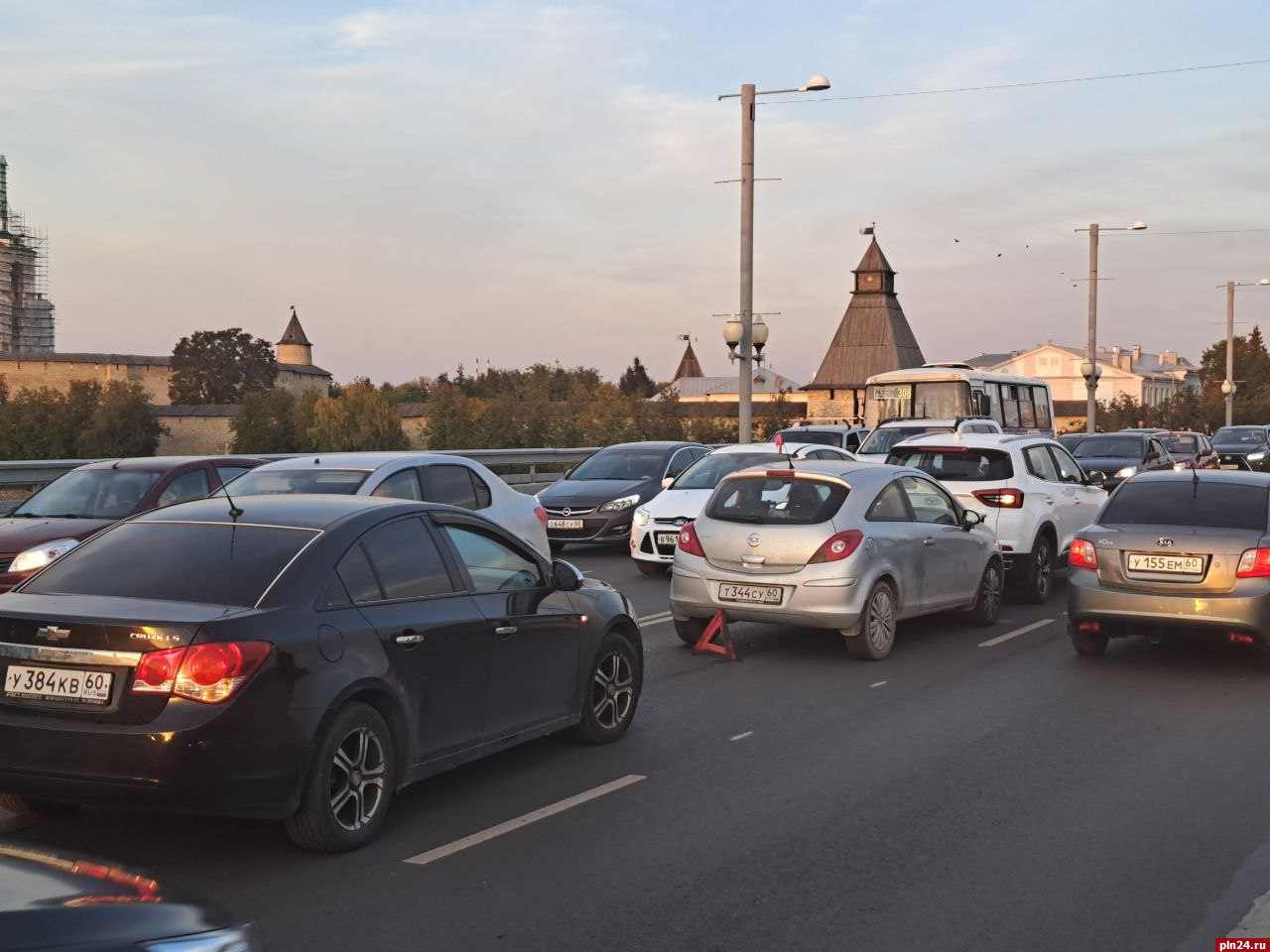 ДТП с участием двух машин произошло на Ольгинском мосту в Пскове