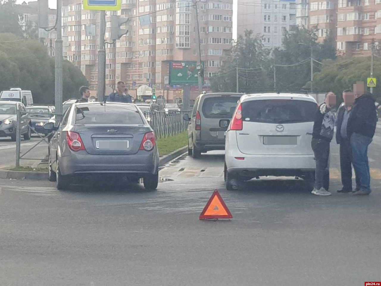 ДТП с участием двух автомобилей произошло на перекрестке Рижского и Юбилейной в Пскове