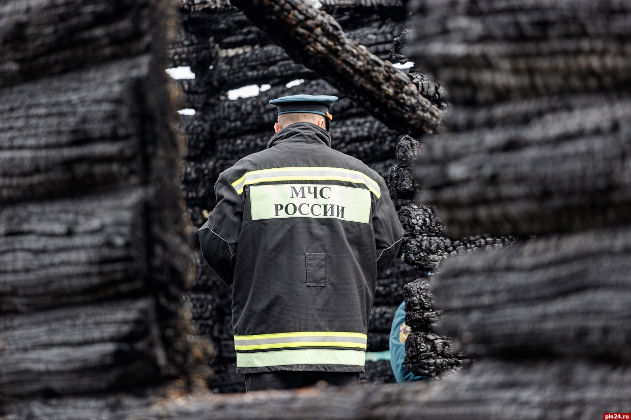 Огонь уничтожил два жилых дома в Псковской области