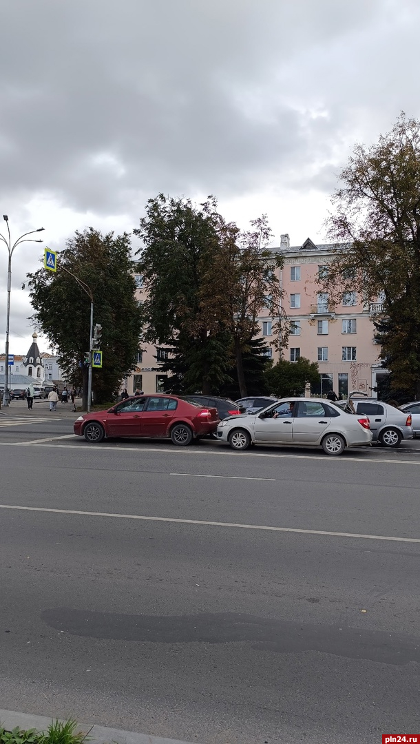 Два автомобиля столкнулись у площади Ленина в Пскове