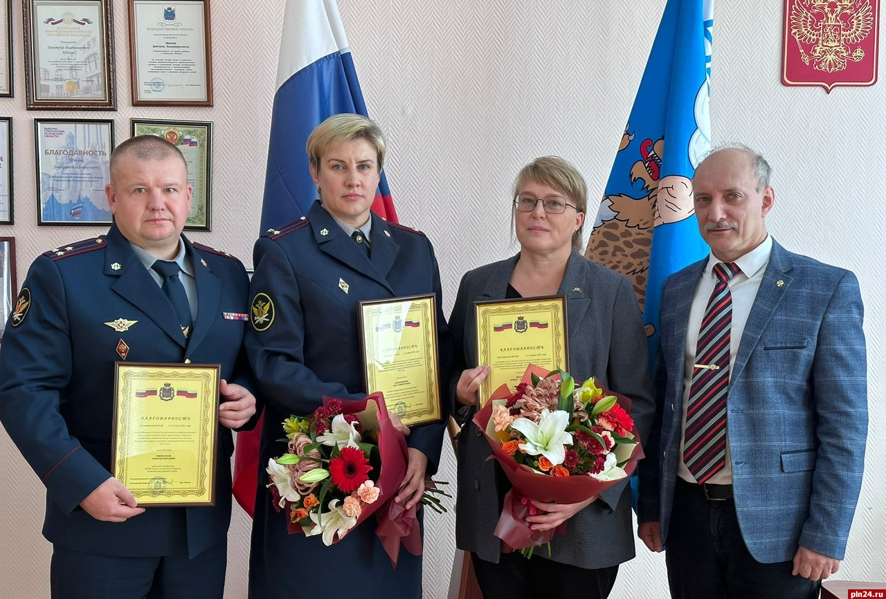 Дмитрий Шахов наградил в своем офисе трех сотрудников УФСИН
