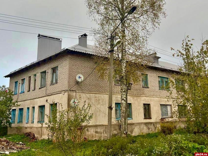 Кровлю многоквартирного дома заменили  в деревне Быстрецово Псковского района
