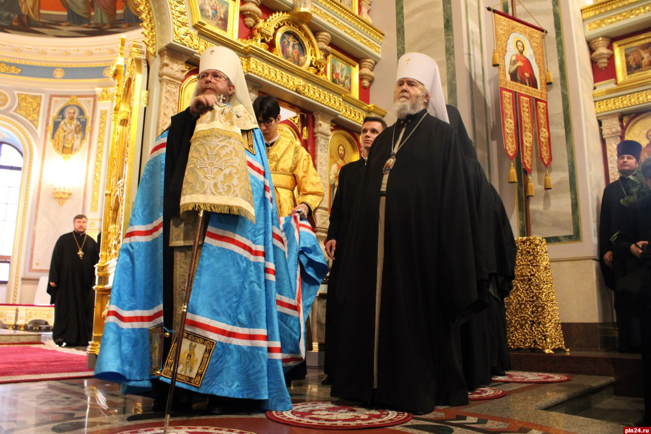 Глава Крыма и губернатор Севастополя встретили митрополита Тихона в Александро-Невском соборе 21 октября