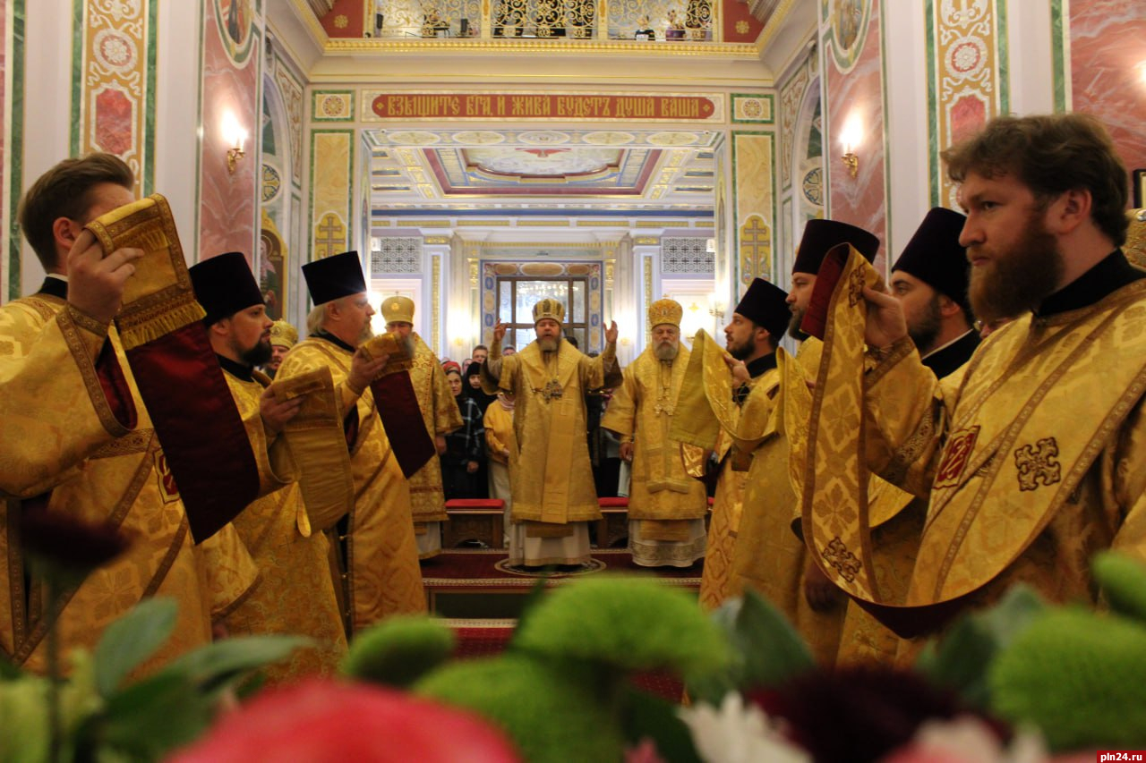 Митрополит Тихон возглавил первую после назначения божественную литургию в Крыму