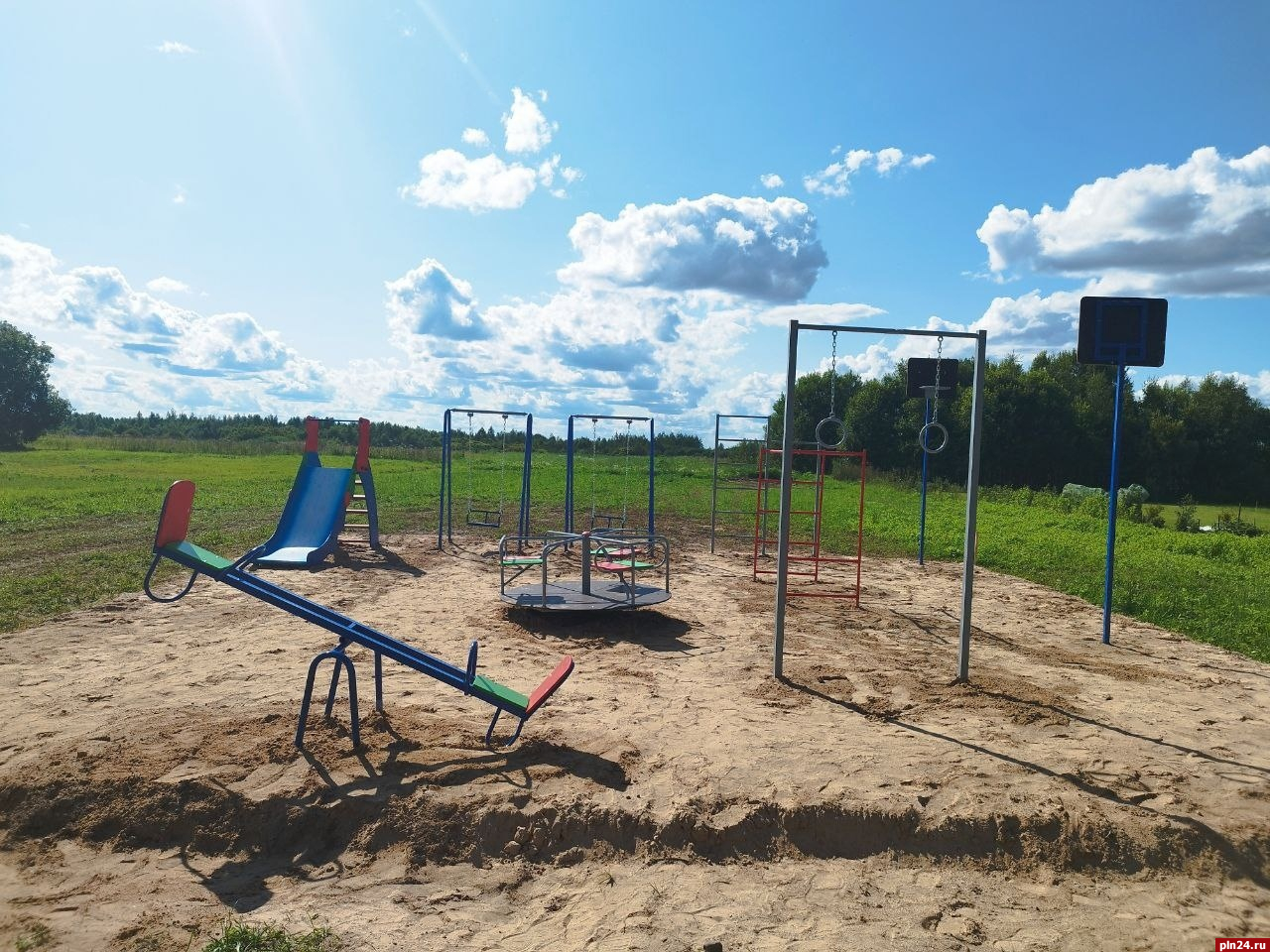 Шесть детских площадок установили в Пушкиногорском районе с начала года 