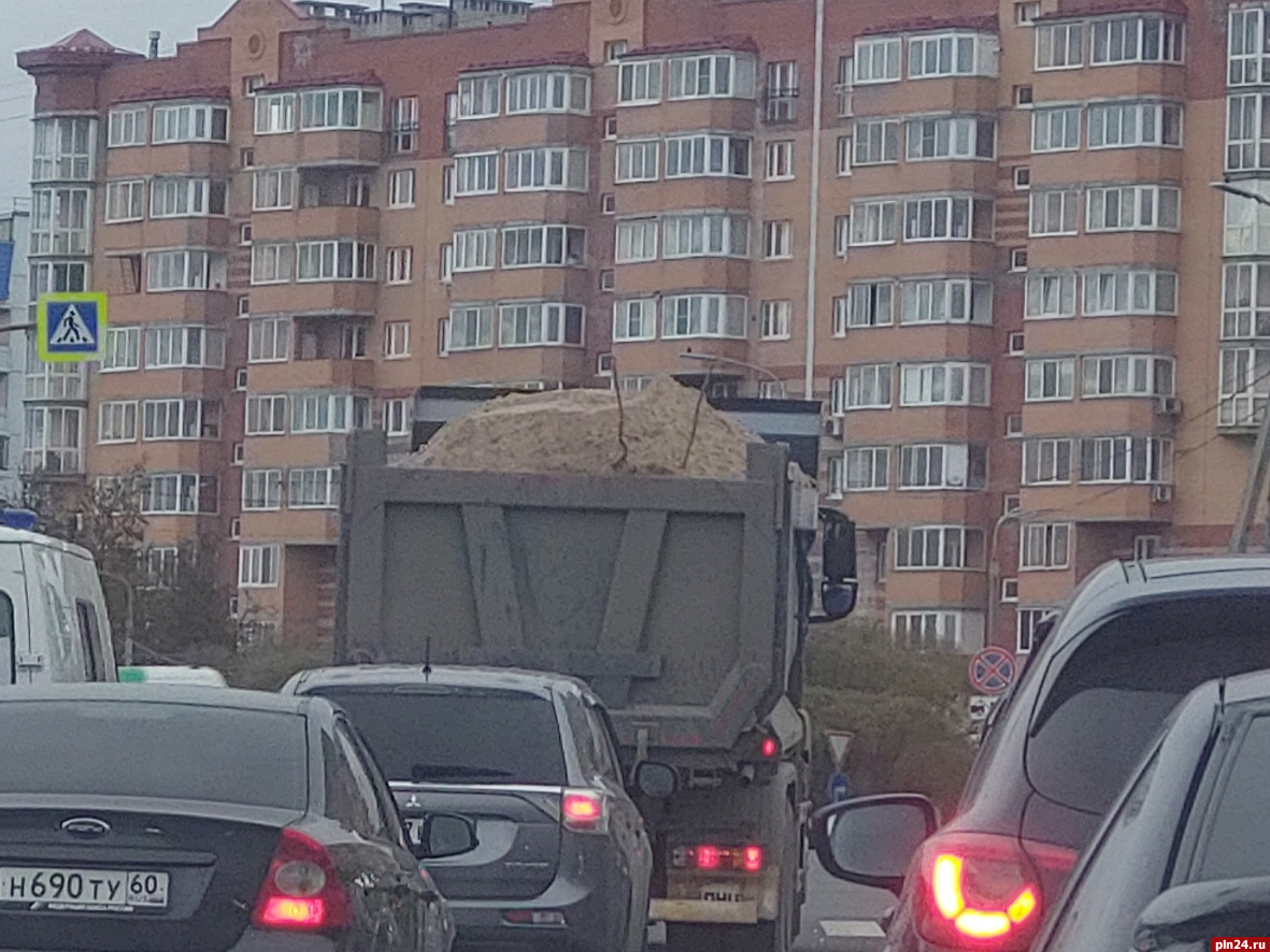 Песок по Пскову продолжают перевозить в открытых кузовах