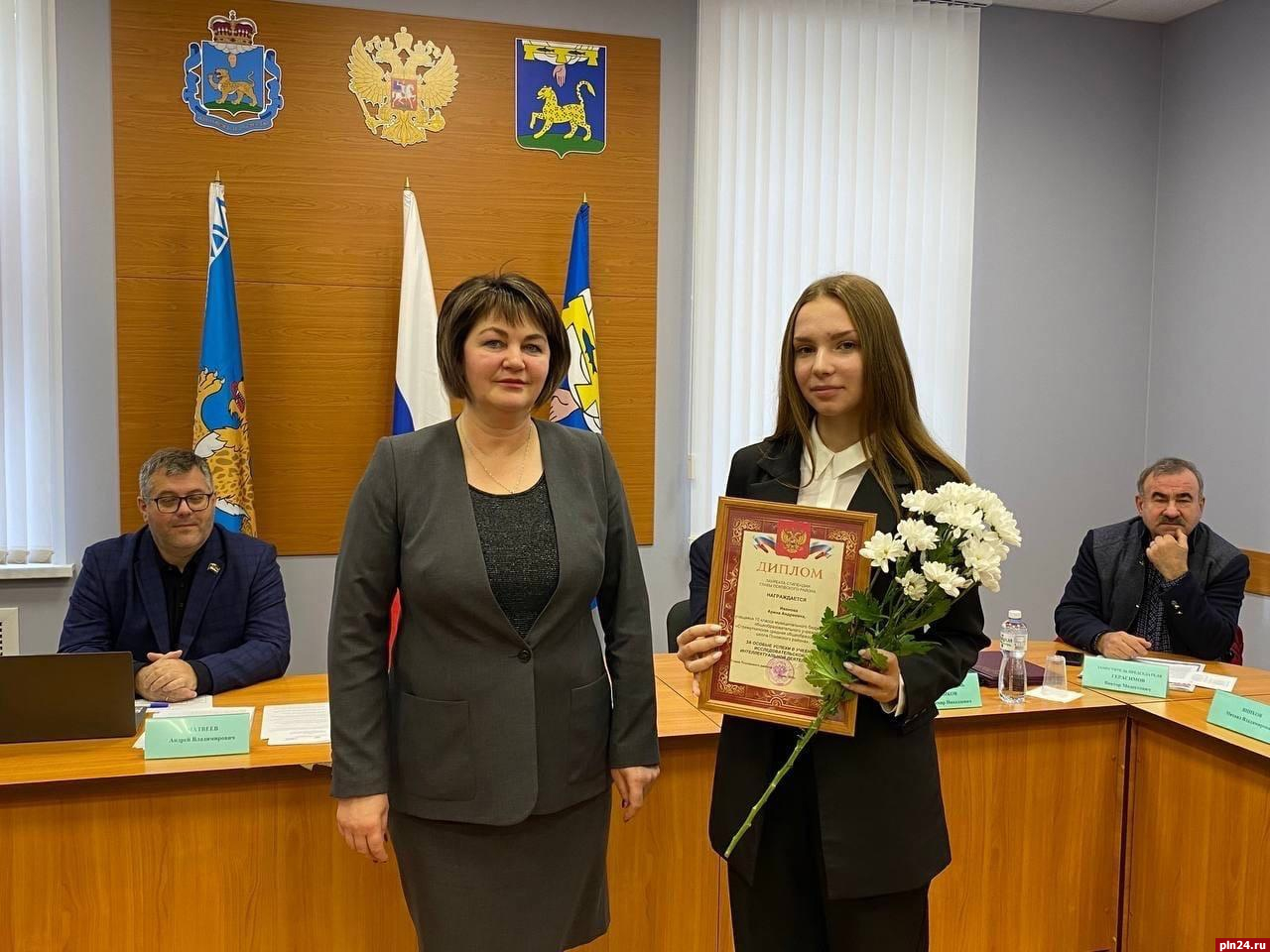 Старшеклассники школ Псковского района получили стипендии главы муниципалитета