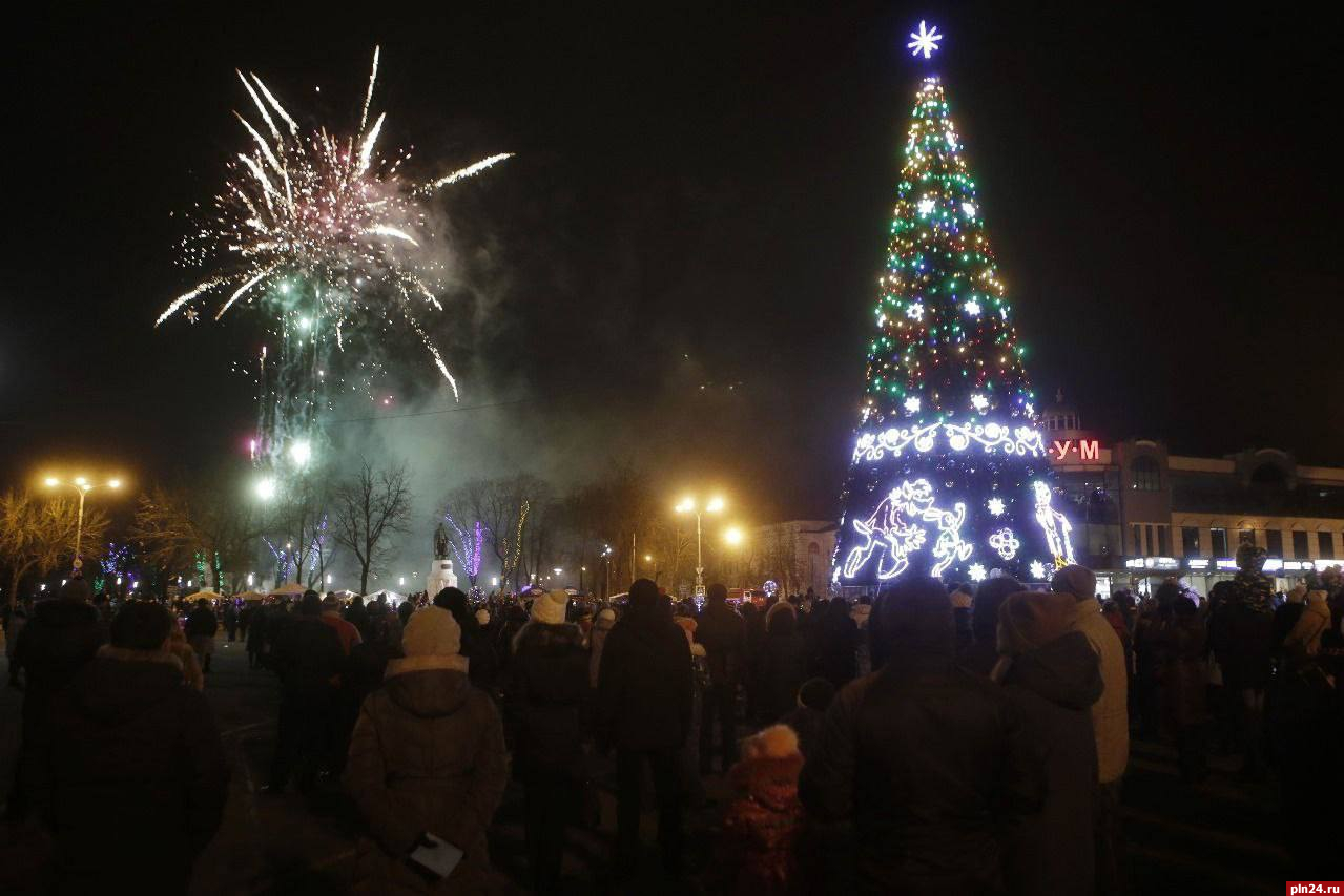 Запускать салюты в новогоднюю ночь разрешат в Псковской области