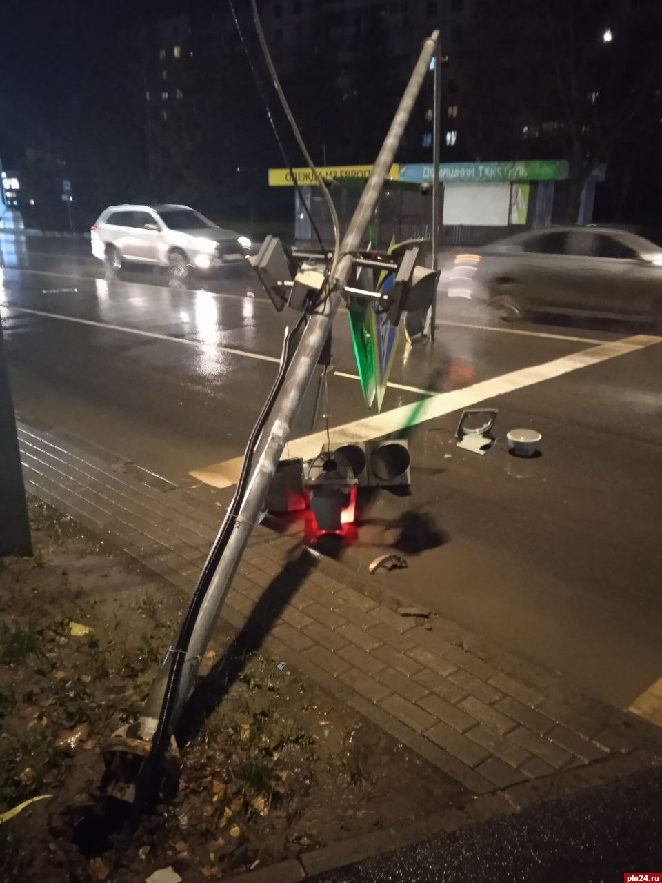 Светофор упал на перекрестке улиц Коммунальной и Восточной в Пскове