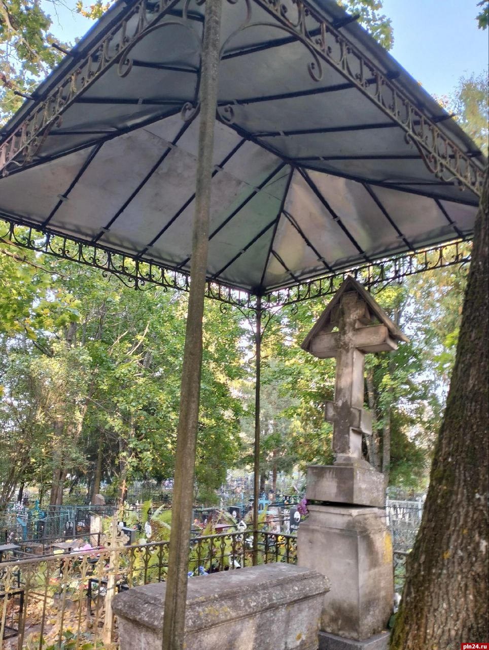 «Дамоклов» крест: опасен ли склеп на городском кладбище в Дно