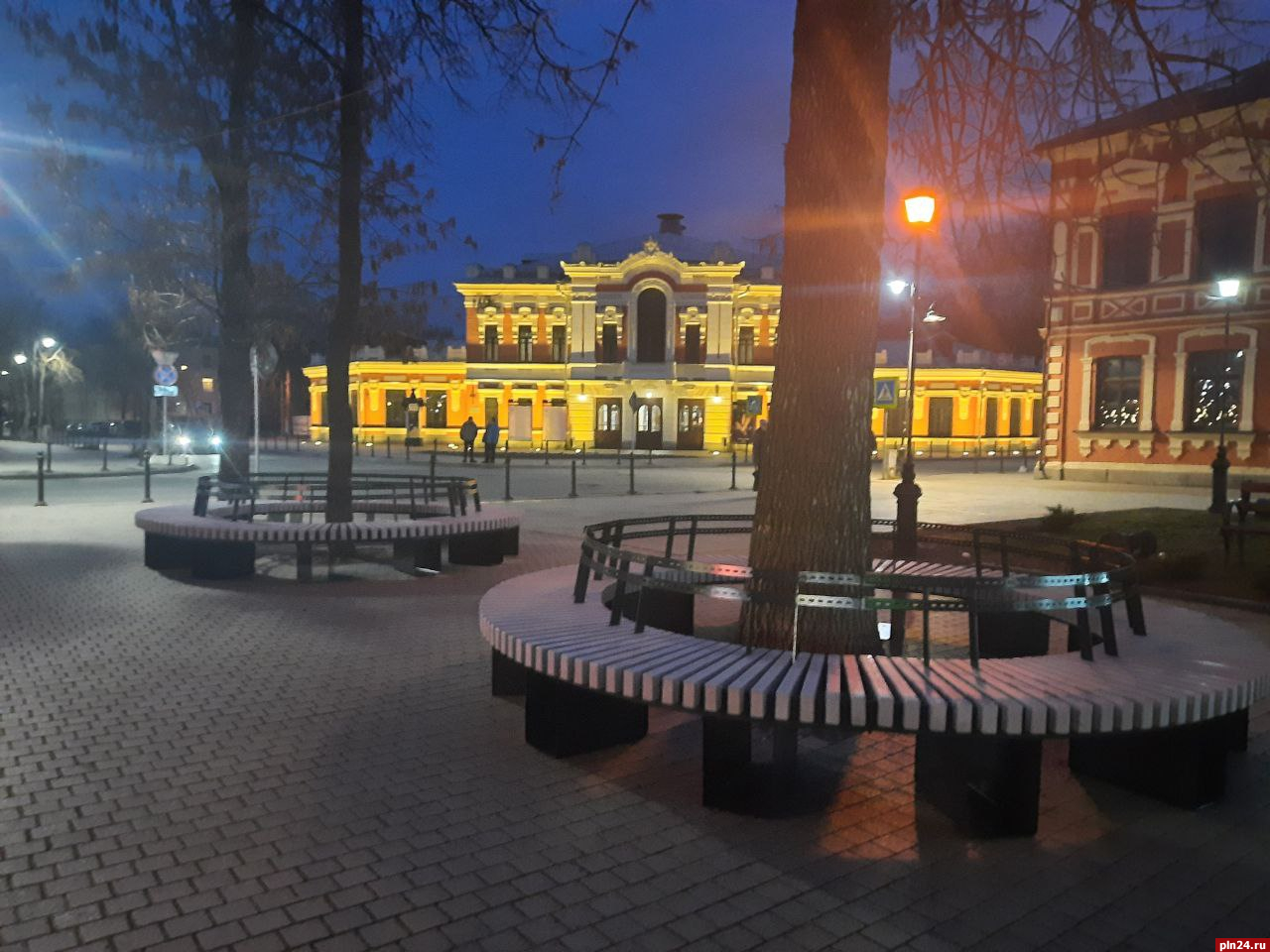 Фотофакт: Новые скамейки установили на улице Пушкина в Пскове