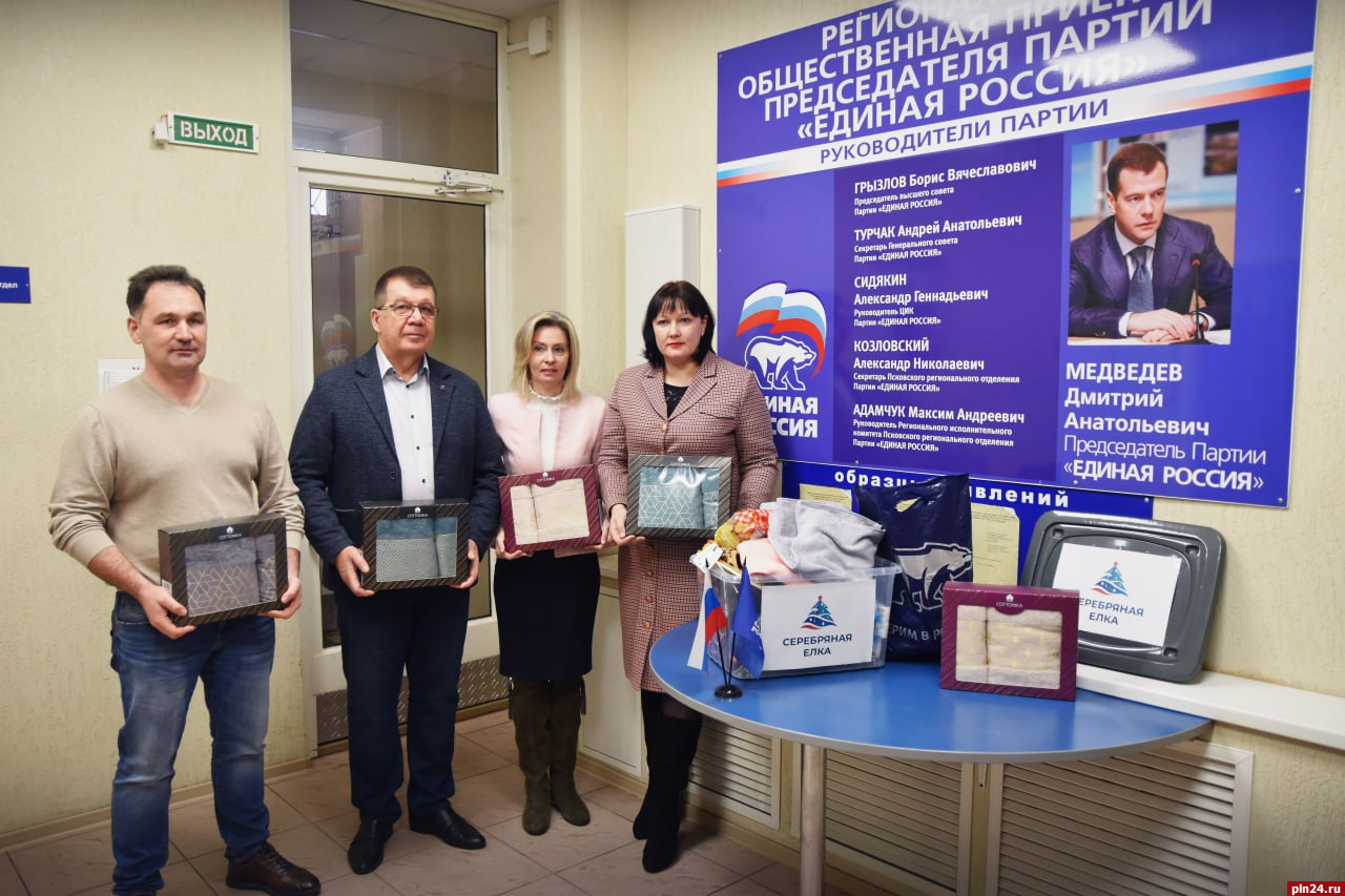 В Пскове члены «Единой России» присоединились к акции «Серебряная ёлка»