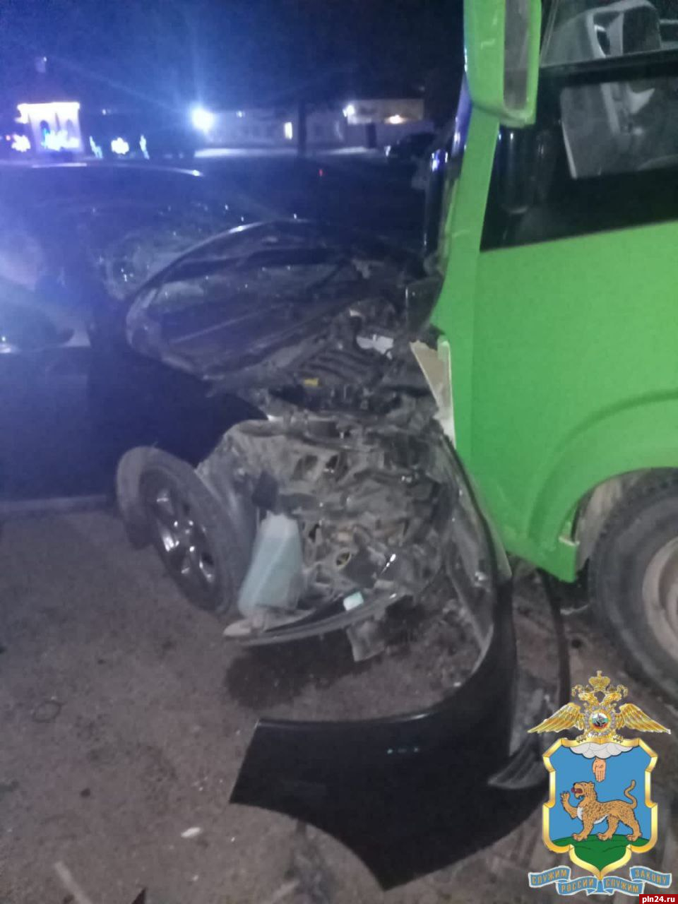 Пьяный водитель столкнулся с автобусом в Новосокольниках, погибла пассажир
