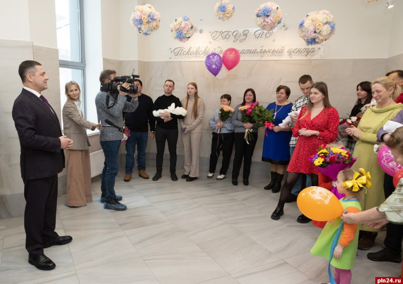 Михаил Ведерников поздравил трех мам с выпиской из роддома