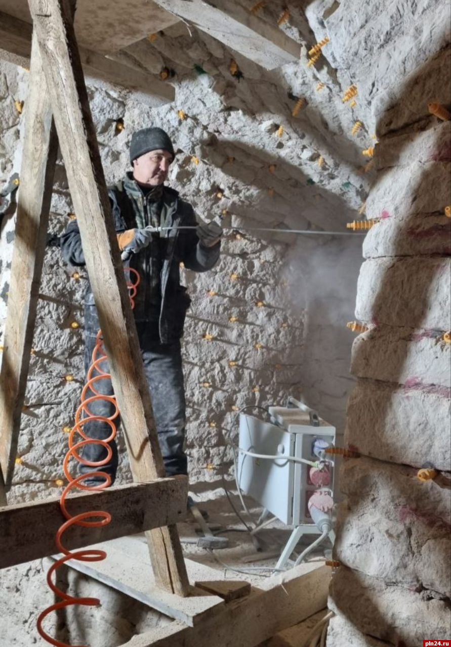 Основание башни Нижних решеток укрепили в Псково-Печерском монастыре