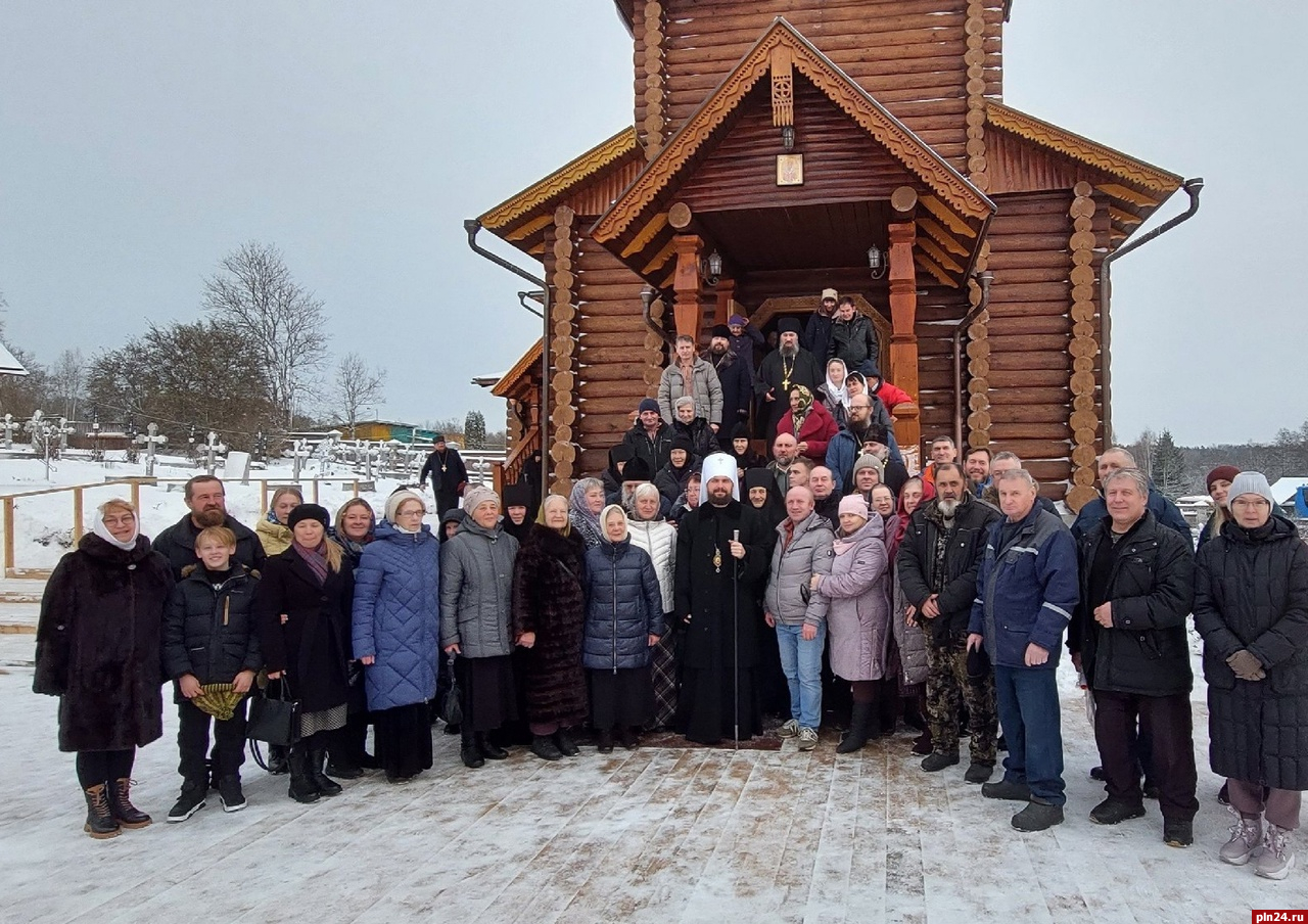 Новый храм в плюсской деревне Заянье освятил митрополит Арсений