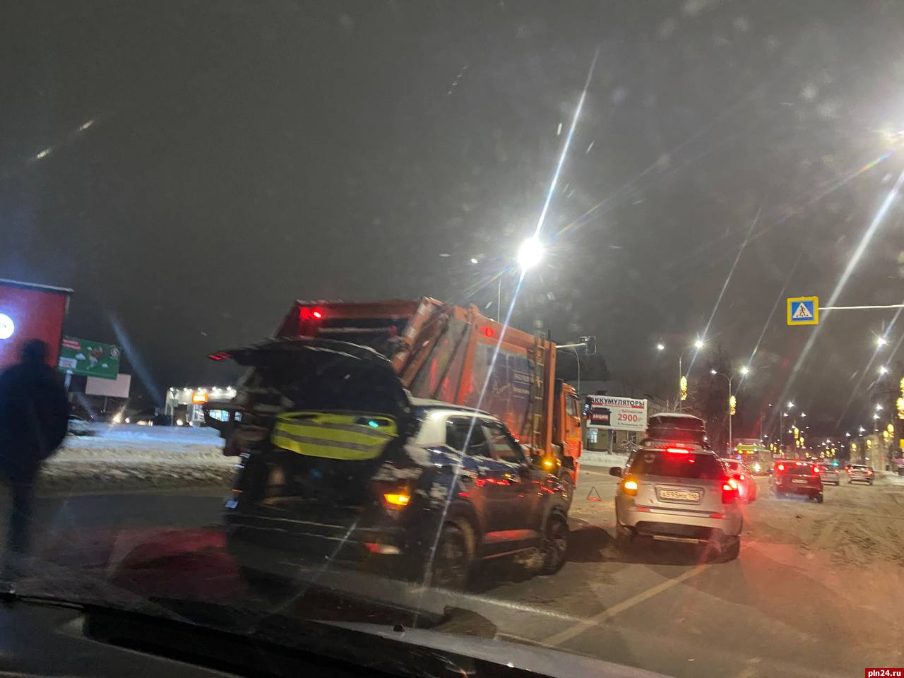 Три автомобиля столкнулись на улице Леона Поземского в Пскове