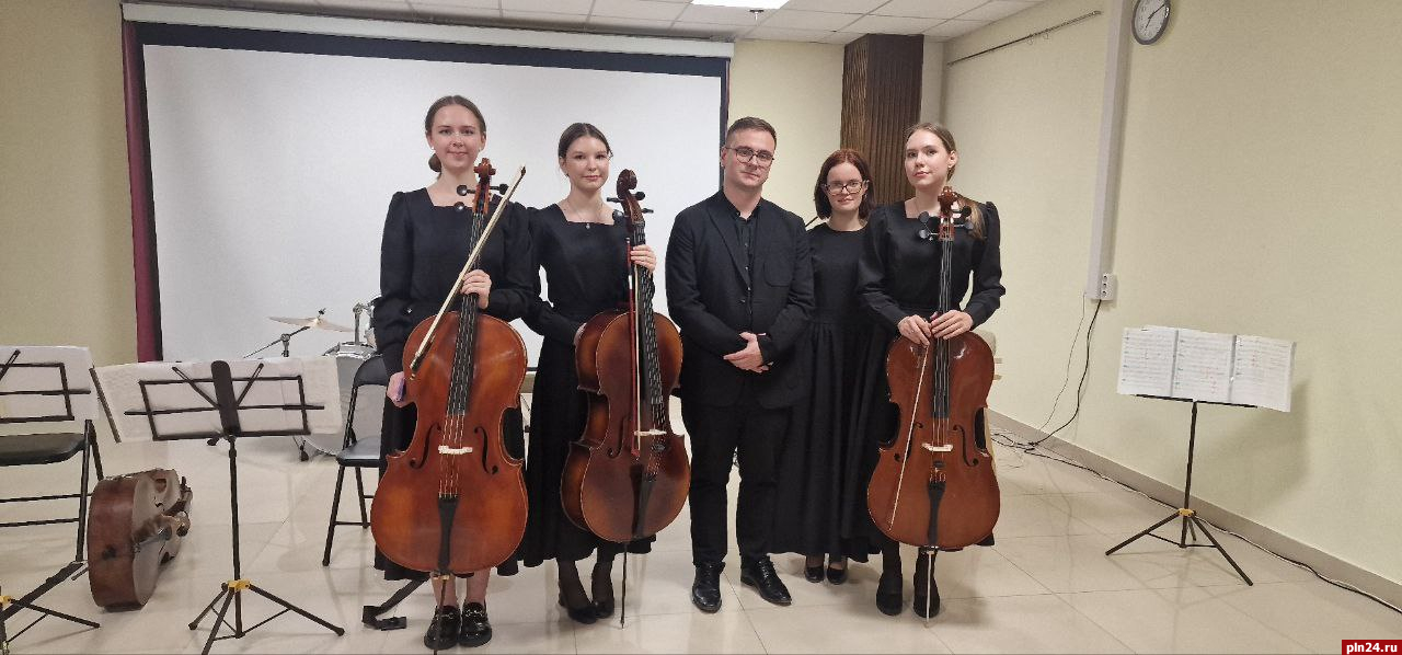 Концерт-лекцию «Музыка сквозь века» провели в Псковском колледже искусств