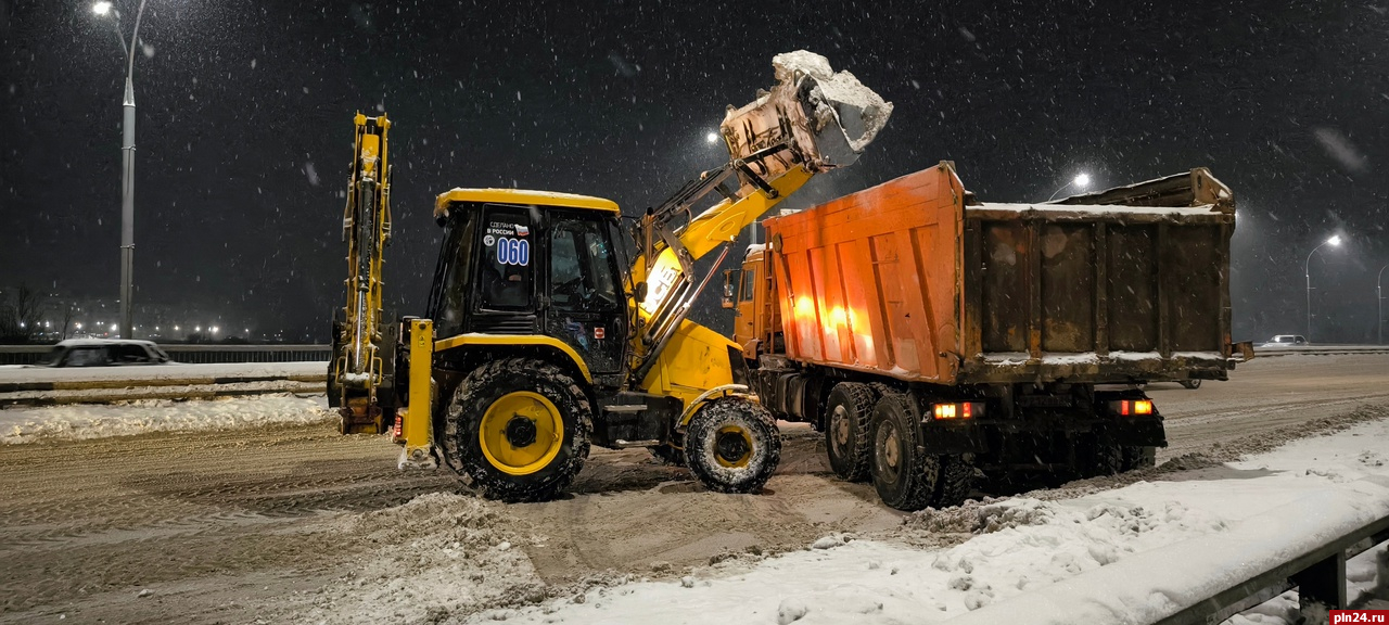 Дорожники продолжают устранять в Пскове последствия снегопада